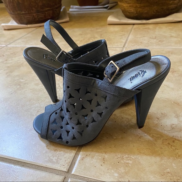 Heels - Picture 2 of 4